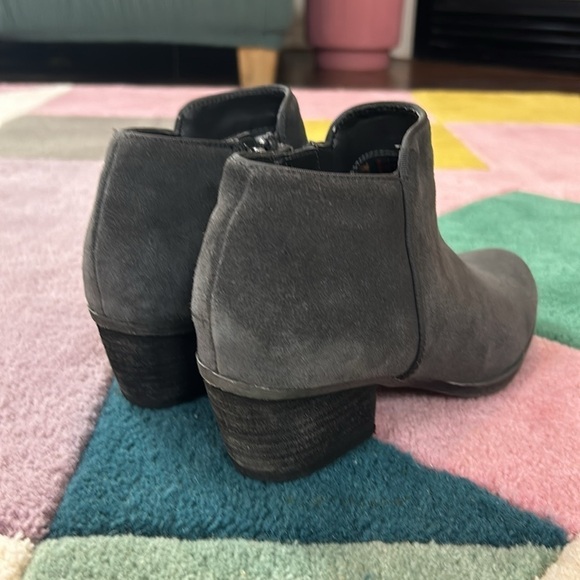 Blondo Villa Waterproof Dark Grey Suede Ankle Boots Booties - Picture 4 of 17